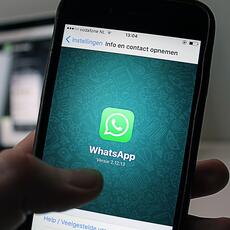 Compartir información en grupos de WhatsApp de padres del colegio te puede llevar a prisión 